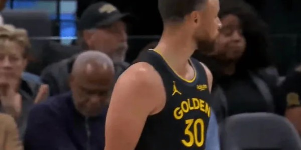 bob半岛体育官网-库里第三节连续取分，目前13投7中已经得到22分5篮板