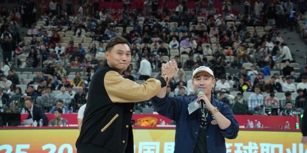 bob半岛体育官网-深圳青年人全队现场观战深圳烈豹，双方还进行了礼物互换