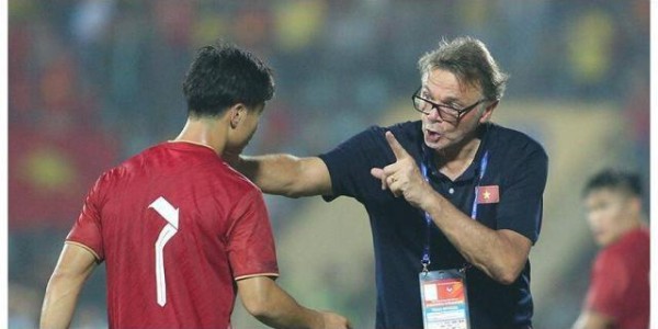 bob半岛体育-亚运队8人将获国足征召 右路补强换血力度够不够？