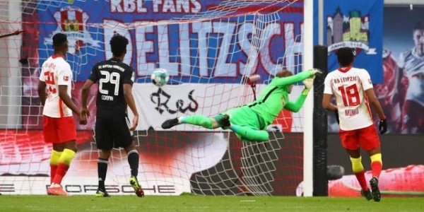 bob半岛体育-德甲“收工”，全力打巴黎！弗利克：绝不会拿莱万冒险