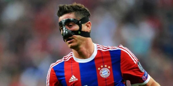 莱万上次戴面具：一点也不好受，影响我观察皮球和对手