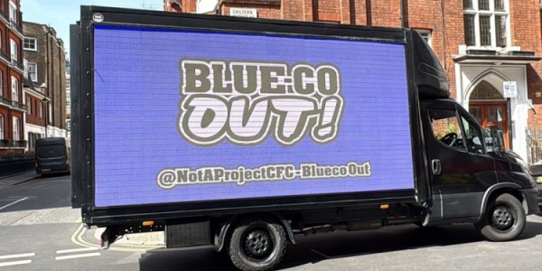 bob半岛体育官网-切尔西球迷组织租用数字广告车抗议：BlueCo Out！