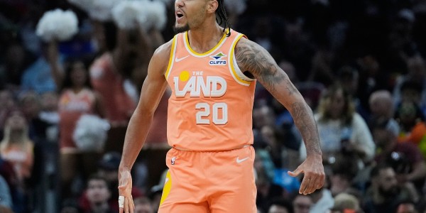 bob半岛体育-泰山压顶！泰森溜底线切入接球单臂砸扣恩比德