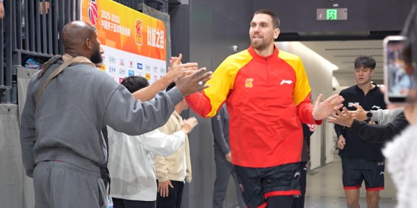 bob半岛体育官网-深圳青年人全队现场观战深圳烈豹，双方还进行了礼物互换