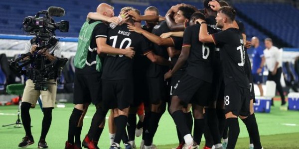 bob半岛体育-险些被最弱对手冲垮！德国队这条纸糊防线让人揪心