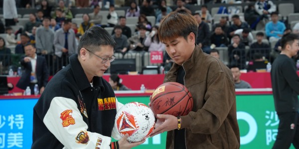bob半岛体育官网-深圳青年人全队现场观战深圳烈豹，双方还进行了礼物互换