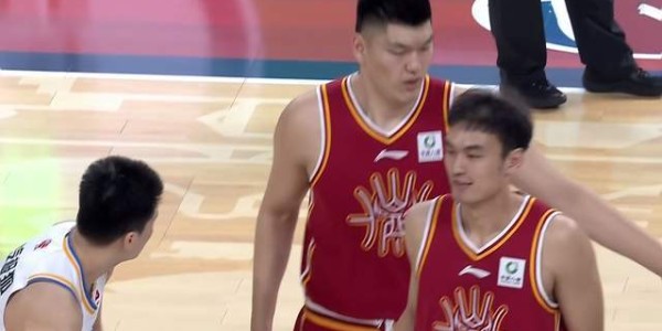 bob半岛体育-拒绝逆转，北京男篮1分险胜山西 张才仁制胜补篮 翟晓川9+4+4全能