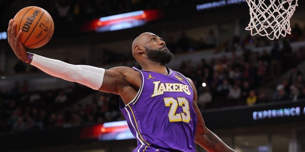 詹姆斯半场才2个罚球！还被粗鲁犯规！同行：他太强壮却没罚球！